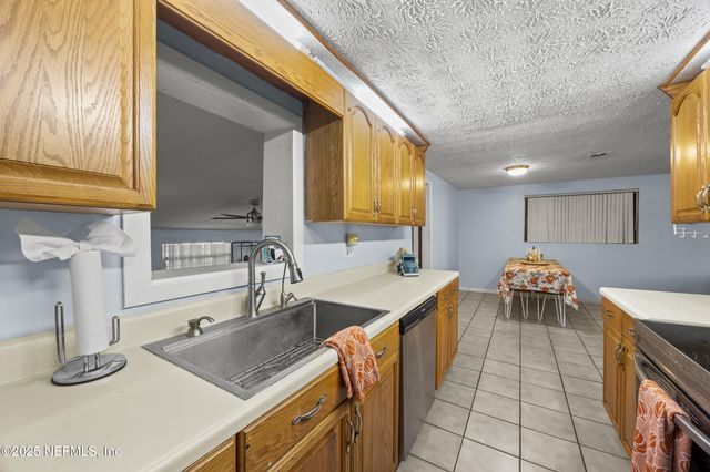 2343 LEONARDO Lane N, Jacksonville, FL 32218