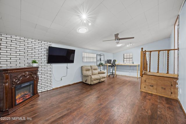 2343 LEONARDO Lane N, Jacksonville, FL 32218