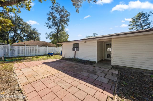 2343 LEONARDO Lane N, Jacksonville, FL 32218