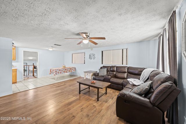 2343 LEONARDO Lane N, Jacksonville, FL 32218