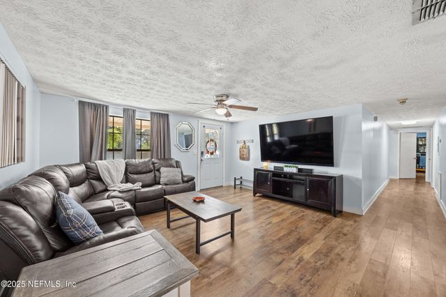 2343 LEONARDO Lane N, Jacksonville, FL 32218