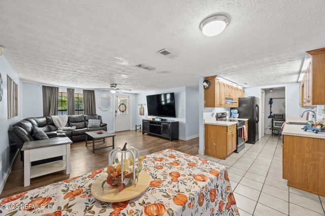 2343 LEONARDO Lane N, Jacksonville, FL 32218