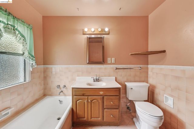 8115 Iris St, Oakland, CA 94605