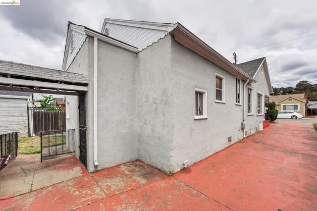8115 Iris St, Oakland, CA 94605