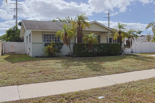 3470 SW 4th Street, Deerfield Beach, FL 33442