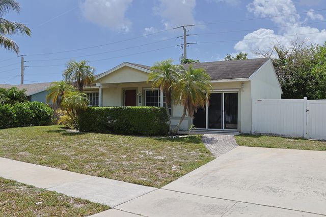 3470 SW 4th Street, Deerfield Beach, FL 33442