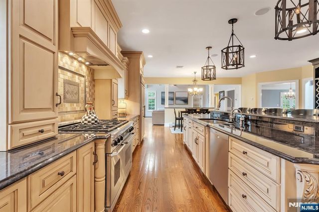 381 Pinewood Drive, Wyckoff, NJ 07481