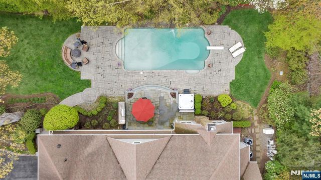 381 Pinewood Drive, Wyckoff, NJ 07481