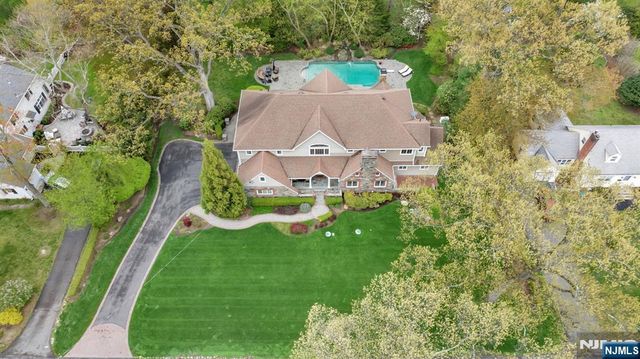 381 Pinewood Drive, Wyckoff, NJ 07481