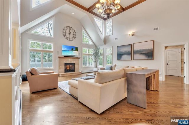 381 Pinewood Drive, Wyckoff, NJ 07481
