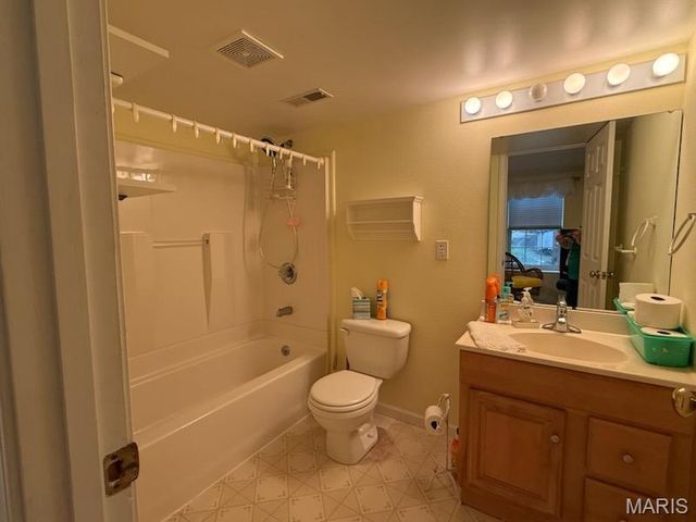 210 Baywood Court, Glen Carbon, IL 62034