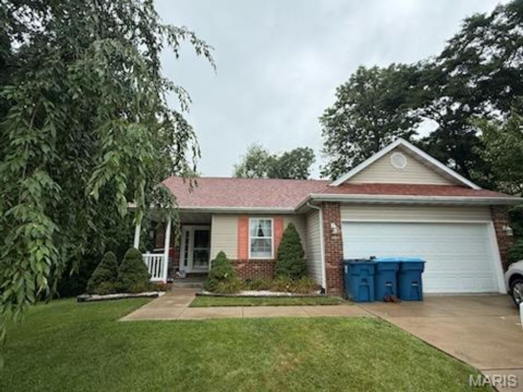 210 Baywood Court, Glen Carbon, IL 62034