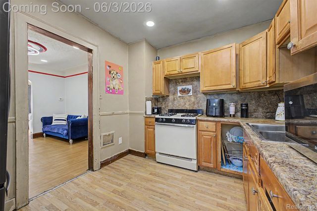 6808 Abington Avenue, Detroit, MI 48228