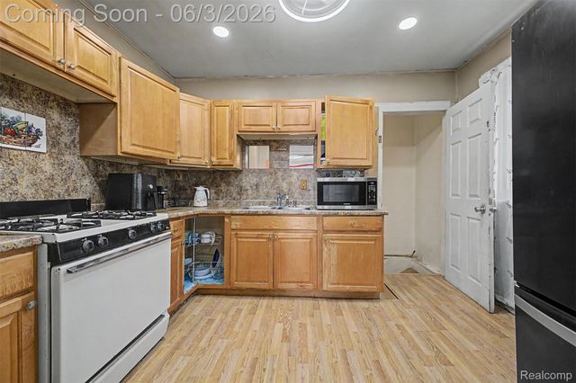 6808 Abington Avenue, Detroit, MI 48228