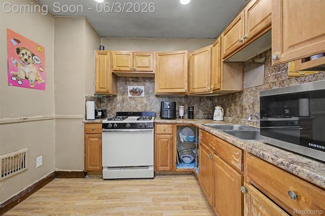 6808 Abington Avenue, Detroit, MI 48228