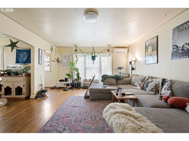 1826 MILL St, Eugene, OR 97401