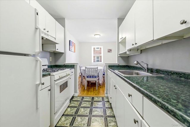 370 W Broadway 5C, Long Beach, NY 11561