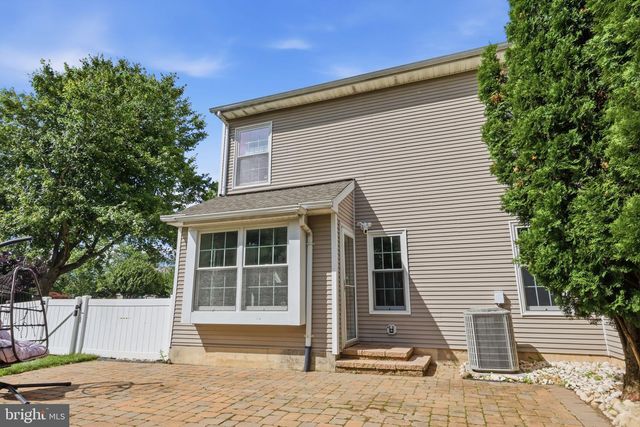 45 HONEY LOCUST LN, Newtown, PA 18940