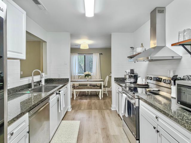 93 Ashley Hall Plantation Road 7, Charleston, SC 29407