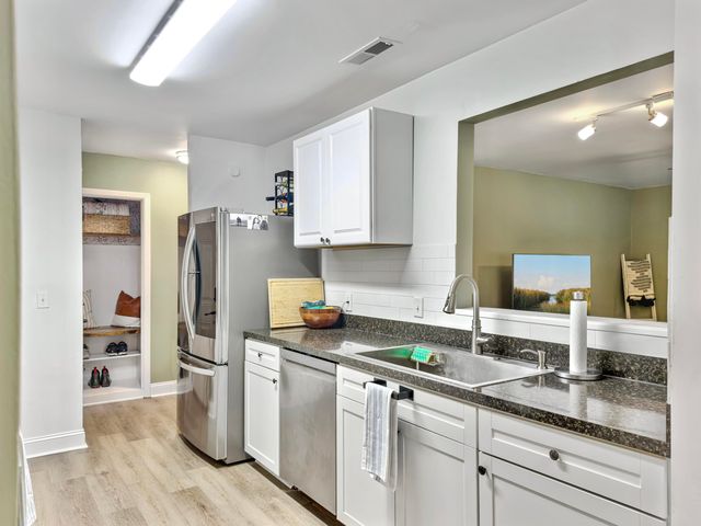 93 Ashley Hall Plantation Road 7, Charleston, SC 29407