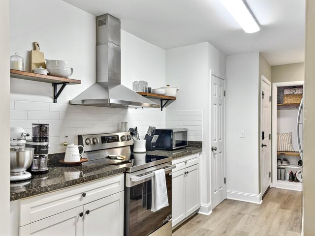 93 Ashley Hall Plantation Road 7, Charleston, SC 29407