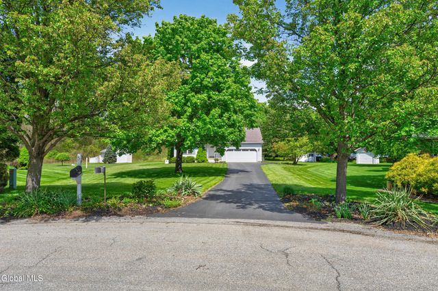5 Center Court, Clifton Park, NY 12065