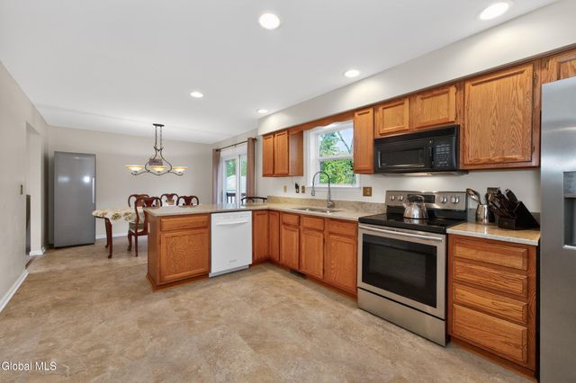 5 Center Court, Clifton Park, NY 12065