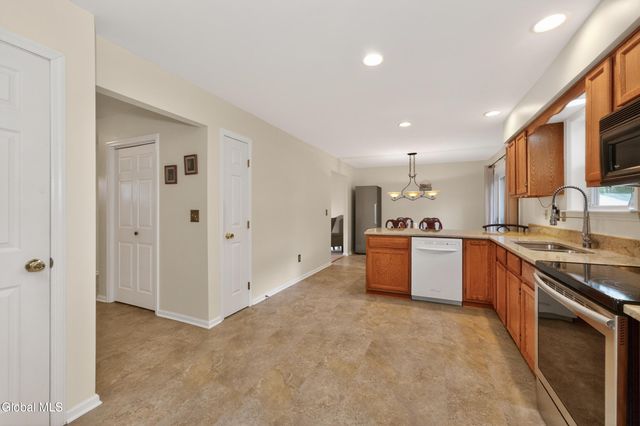 5 Center Court, Clifton Park, NY 12065