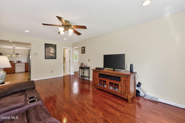 5 Center Court, Clifton Park, NY 12065