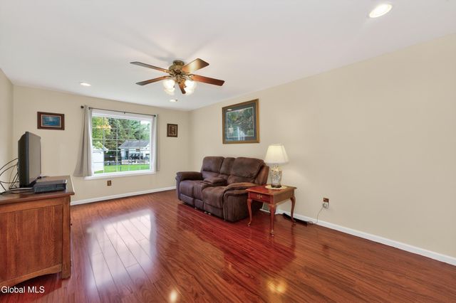 5 Center Court, Clifton Park, NY 12065
