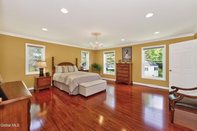 5 Center Court, Clifton Park, NY 12065