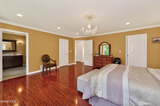 5 Center Court, Clifton Park, NY 12065