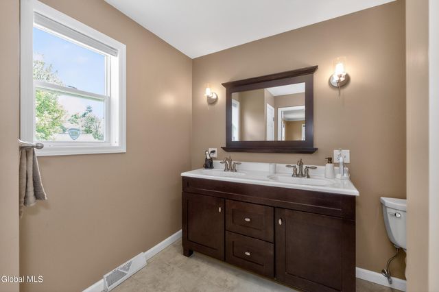5 Center Court, Clifton Park, NY 12065