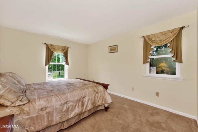 5 Center Court, Clifton Park, NY 12065
