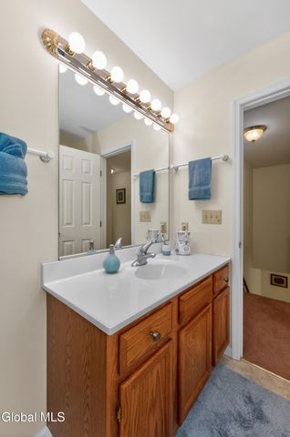 5 Center Court, Clifton Park, NY 12065