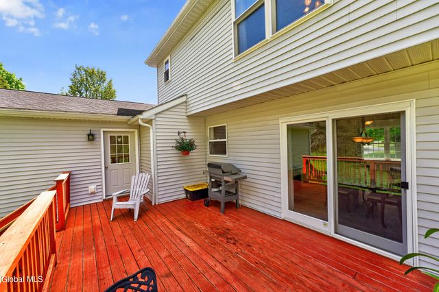 5 Center Court, Clifton Park, NY 12065