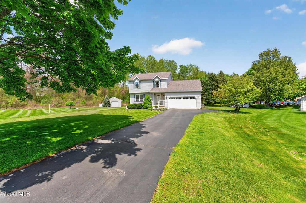 5 Center Court, Clifton Park, NY 12065