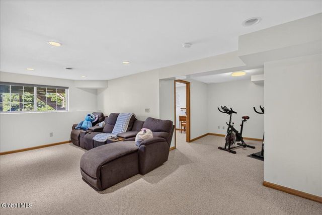 3 Highpointe Drive, Troy, NY 12182