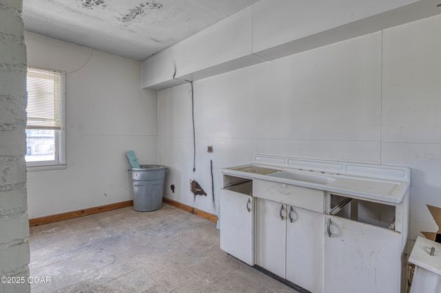 112 N Joplin Avenue, Joplin, MO 64801