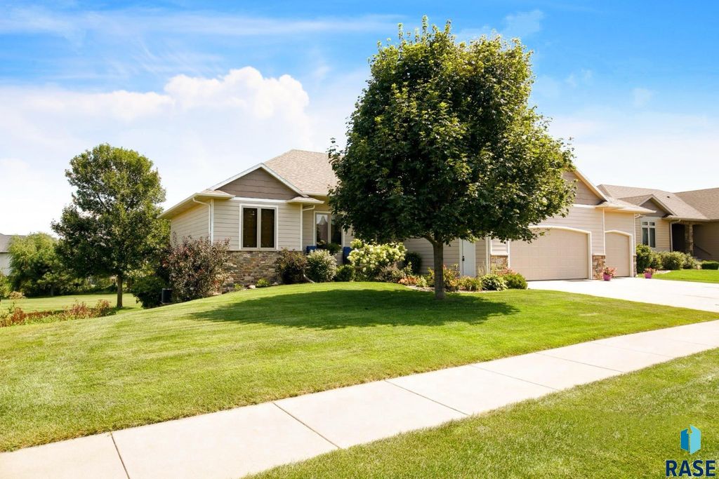 2304 S Canyon Ave, Sioux Falls, SD 57110