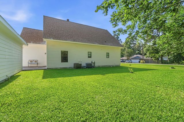 109 Pine Needle Street, Onalaska, TX 77360