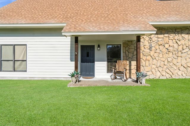 109 Pine Needle Street, Onalaska, TX 77360