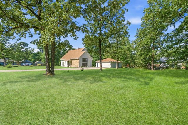 109 Pine Needle Street, Onalaska, TX 77360