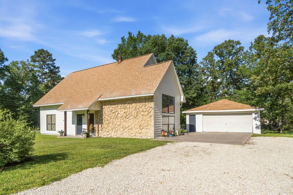 109 Pine Needle Street, Onalaska, TX 77360