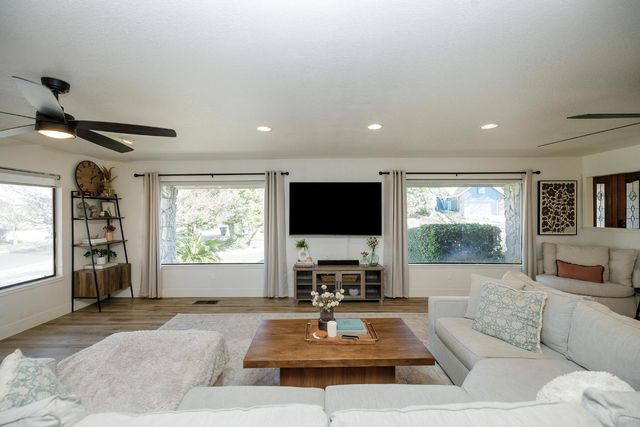 884 Hillswood Ct, Oakdale, CA 95361