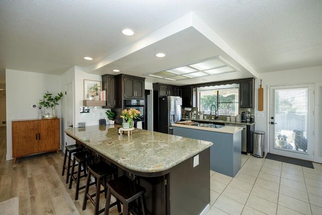 884 Hillswood Ct, Oakdale, CA 95361