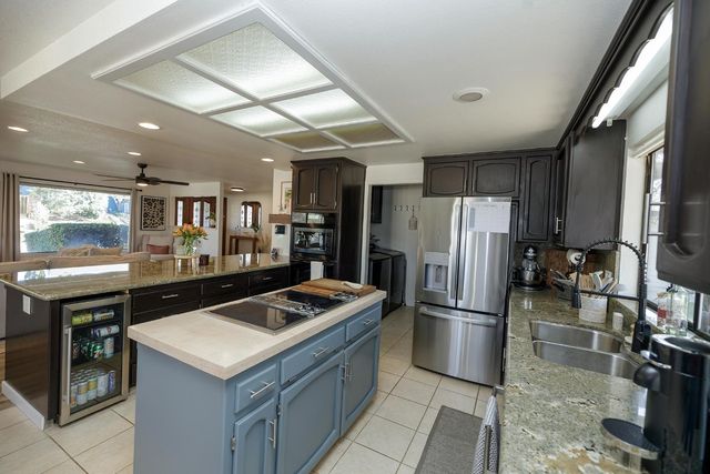 884 Hillswood Ct, Oakdale, CA 95361