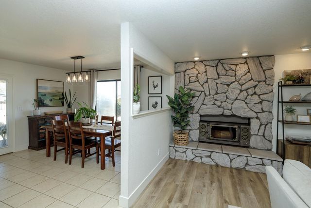 884 Hillswood Ct, Oakdale, CA 95361