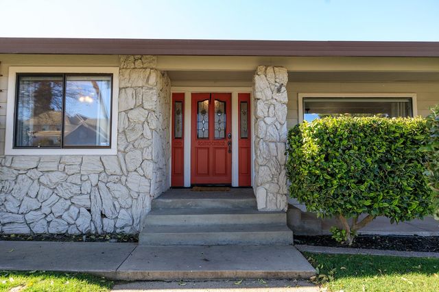 884 Hillswood Ct, Oakdale, CA 95361