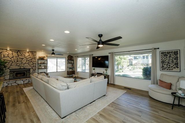 884 Hillswood Ct, Oakdale, CA 95361